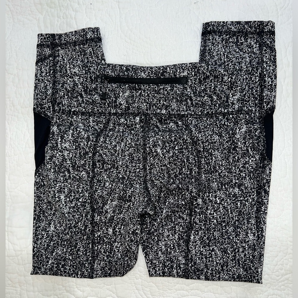 LULULEMON PACE RIVAL MESH CROP 22”LEGGINGS SIZE 2 WHITE AND  BLACK COLOR EUC - Picture 6 of 9